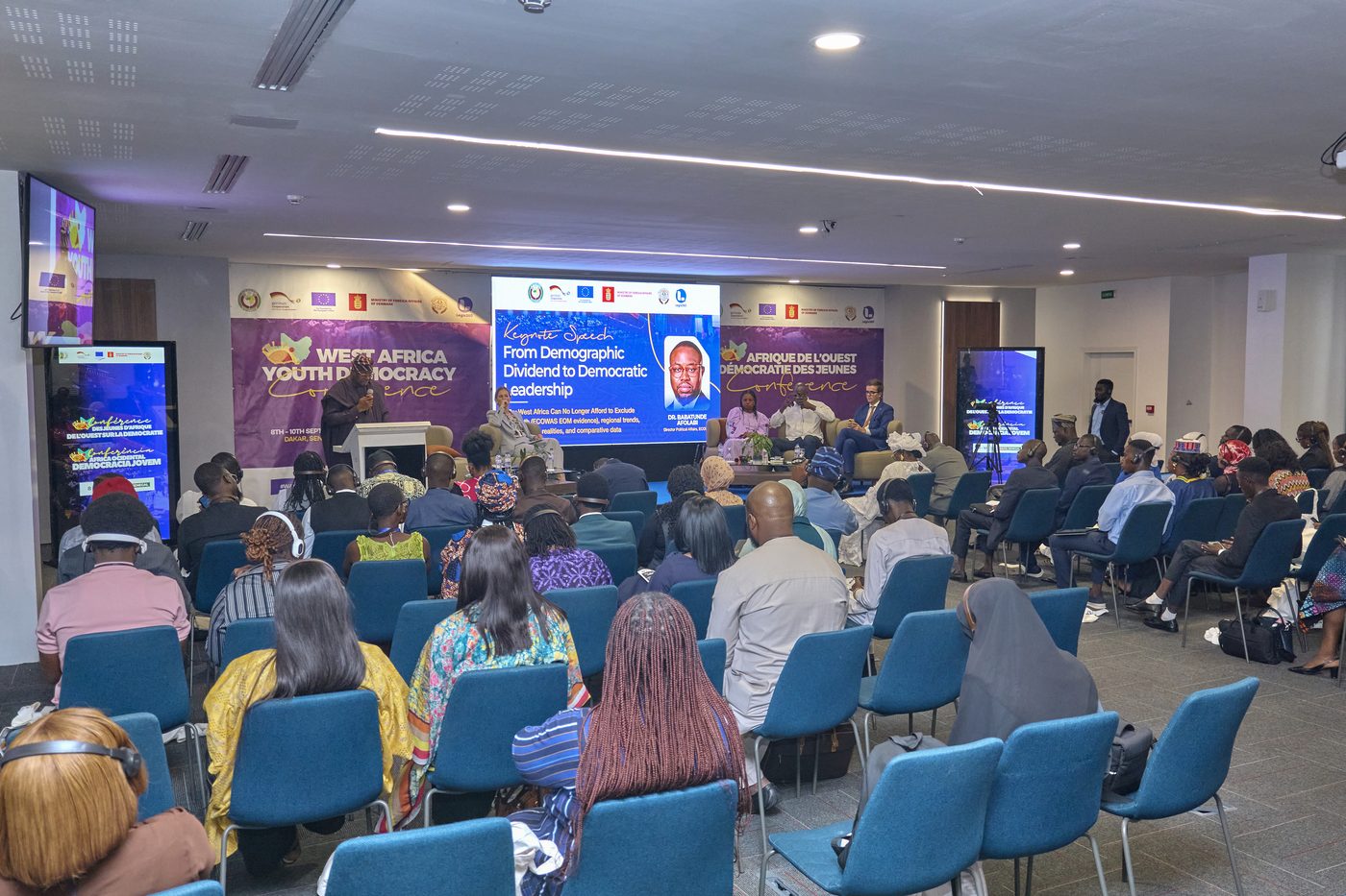 Delegados na Conferência de Jovens pela Democracia da África Ocidental, Dakar, setembro de 2026.